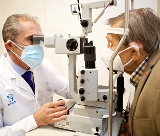 paciente prueba ocular cornea