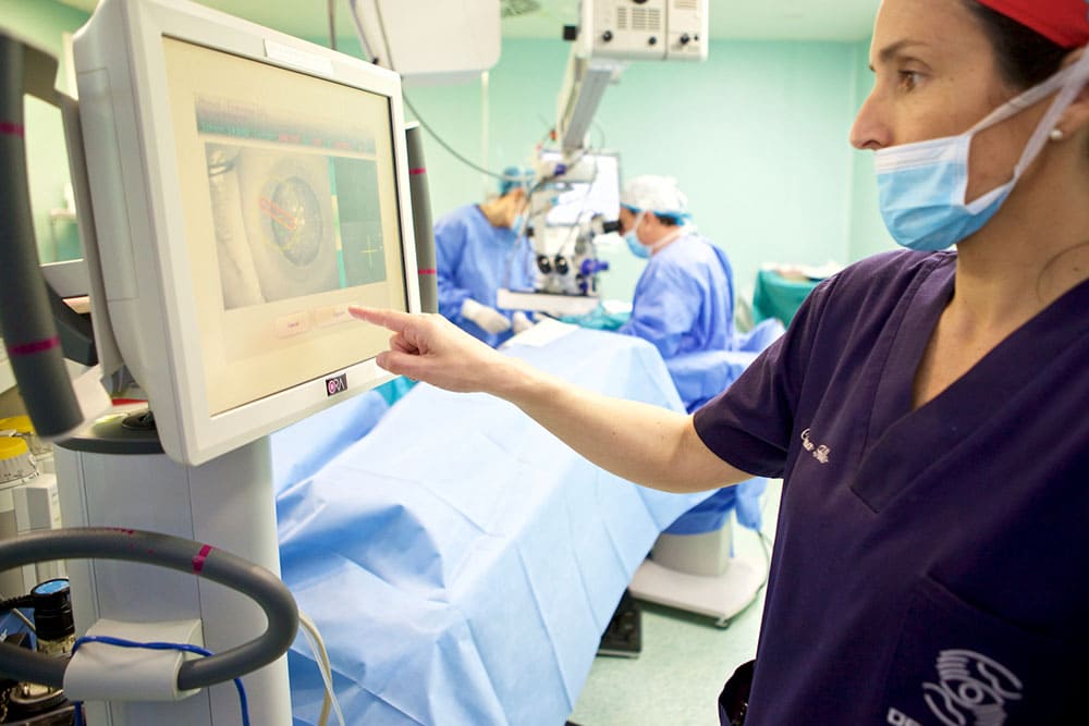 Optometrista realizando prueba oftalmológica